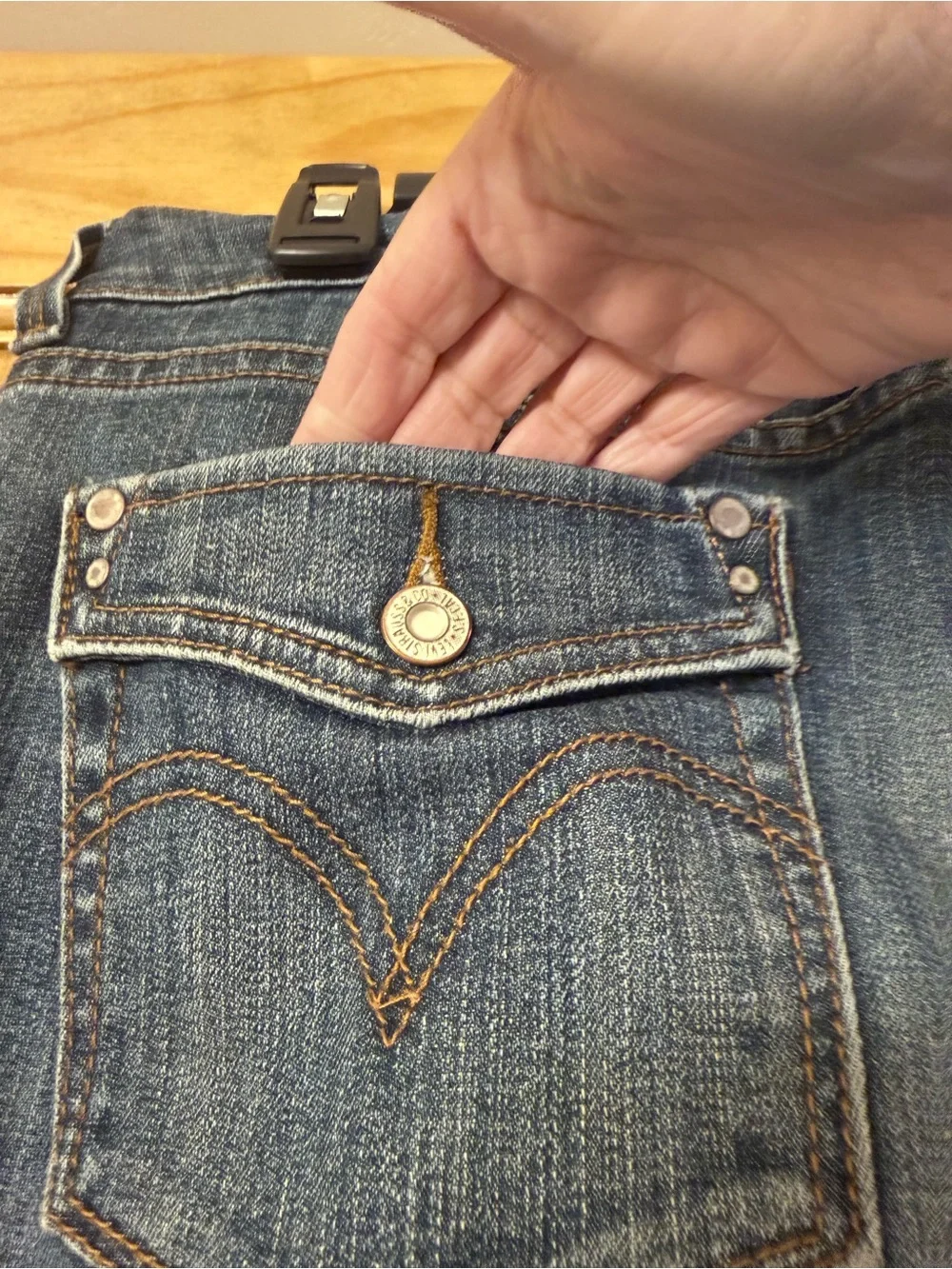 Levi’s 528 Bootcut Jeans Women’s Blue Denim Distressed Fade Stretch size 8 EUC